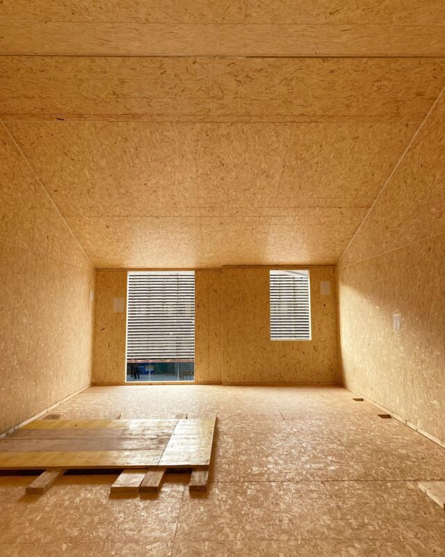 Un cop finalitzat el muntatge de l’entramat lleuger de fusta, es pot comencar a apreciar la calidesa que aquesta aporta a l’habitatge!🌿

Tot preparat per col•locar el trasdossat interior per facilitar el pas d’instal•lacions💡

#casesdefusta #casespassives #passivhaus #construccio #obranova #cullererende #cullererendearq #arquitectesbalaguer #arquitecteslleida #arquitectescatalans #entramatlleuger